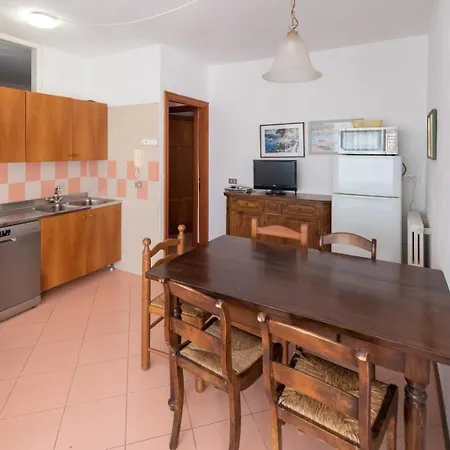In Mit Terrasse, Grill Und Gemeinsamem Pool Apartamento
