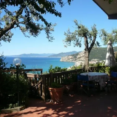 In Mit Terrasse, Grill Und Gemeinsamem Pool