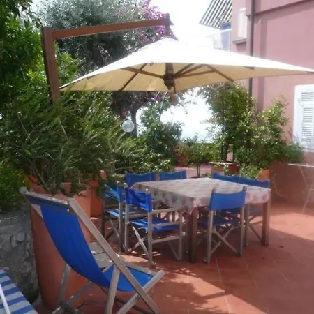 In Mit Terrasse, Grill Und Gemeinsamem Pool Apartamento *