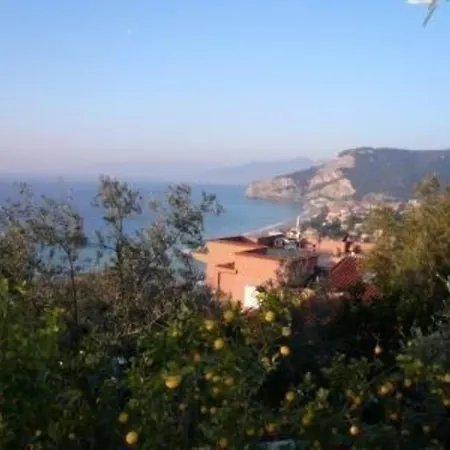 In Mit Terrasse, Grill Und Gemeinsamem Pool Finale Ligure