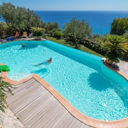 In Mit Terrasse, Grill Und Gemeinsamem Pool *